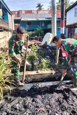 Koramil-06 Kodim 1404/Pinrang Ajak Warga Kerja Bakti Bersihkan Saluran Air