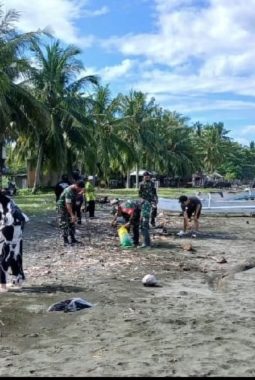 Peduli Lingkungan, Koramil-07 Kodim 1404/Pinrang Bersama Pemuda Karang Taruna Laksanakan Pembersihan Pesisir Pantai Salopi