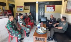 HUT Bhayangkara Ke-79, Danramil 03/SS Beserta Jajaran Datangi Polsek Sungai Sembilan Bawa Tumpeng dan Kue Bolu 