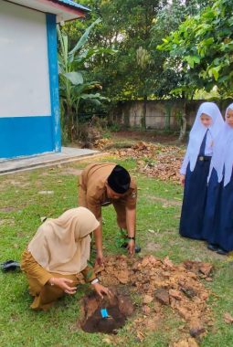 Bentuk Komitmen Terhadap Pelestarian Lingkungan, Polsek Dumai Timur Menggelar Kegiatan Menanam Pohon