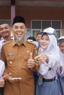 Pemprov Riau Memberikan 9 SMA dan SMK Swasta Dumai Yang Terima BOSDA Afirmasi