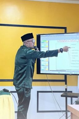 Kepala Bidang PSLB3, John Kusuma Putra , ST Menyampaikan Narasi Paparan Mengenai Manfaat di Sampah