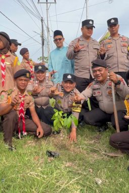 Polsek Dumai Kota Menggelar Aksi Nyata Penanaman Pohon dan Penyuluhan Lingkungan Hidup