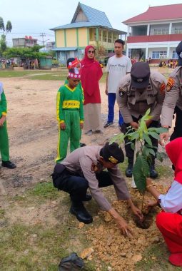 Terus Berkomitmen, Polsek Dumai Timur Ajak Siswa Siswi SDN 017 Menanam Pohon