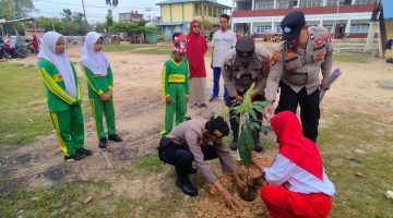 Terus Berkomitmen, Polsek Dumai Timur Ajak Siswa Siswi SDN 017 Menanam Pohon