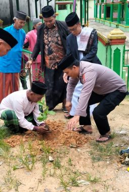 Polsek Medang Kampai Menanam Pohon di Masjid Nurul Thoyyibah, Ini Bagian Dari Program Green Policing