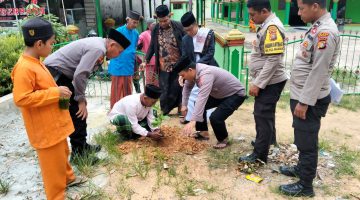 Polsek Medang Kampai Menanam Pohon di Masjid Nurul Thoyyibah, Ini Bagian Dari Program Green Policing