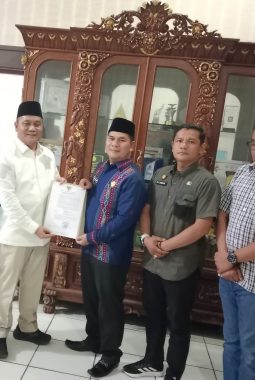 Sekda Serahkan SK Pelaksana Tugas Kepada Dua OPD