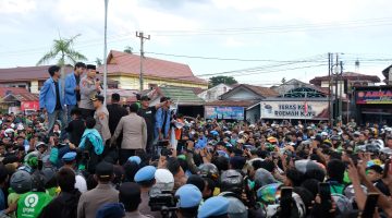 Demo Depan Mapolda Riau Berlangsung Damai, Kapolda Riau Langsung Temui Ojol dan Mahasiswa