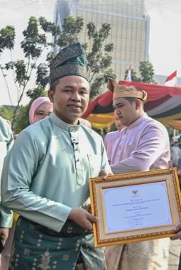 Walikota Dumai H. Paisal Terima Penghargaan Terbaik Pembangunan Daerah di Riau Tahun 2925