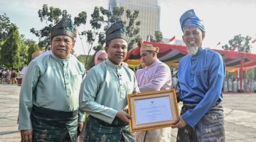 Walikota Dumai H. Paisal Terima Penghargaan Terbaik Pembangunan Daerah di Riau Tahun 2925