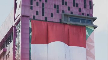 Bendera Merah Putih Raksasa Berhasil Berkibar Megah di Puncak Gedung The Zuri Dumai