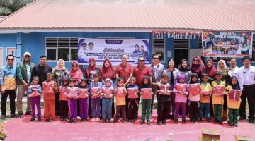 PT. Ivo Mas Tunggal Bekerjasama Dengan Pemko Dumai Berikan Bantuan Baju Seragam Olahraga Untuk 8 SD Negeri di 3 Kelurahan Terluar