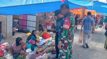 Babinsa Kodim 1404/Pinrang Cek Harga Sembako di Pasar Tradisional, Pantau Stabilitas dan Ketersediaan Barang