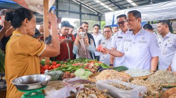 Wako Pekanbaru Tinjau Harga dan Stok Bahan Pangan di Pasar Palapa
