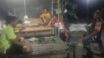 Babinsa Kodim 1404/Pinrang Laksanakan Komsos dengan Warga Saat Ronda Malam