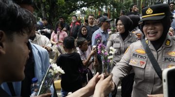 Hari Jadi Polwan Ke 77, Polwan Polda Riau Bagikan Bunga ke Pendemo