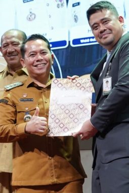 Bupati PMA Terima Penghargaan UHC Prioritas Kabupaten dan Kota