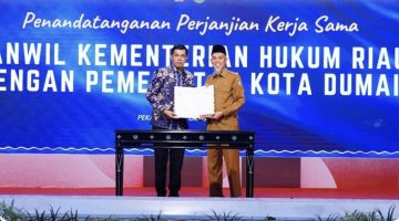 Wako Dumai H. Paisal Raih Penghargaan Dari Menkum RI